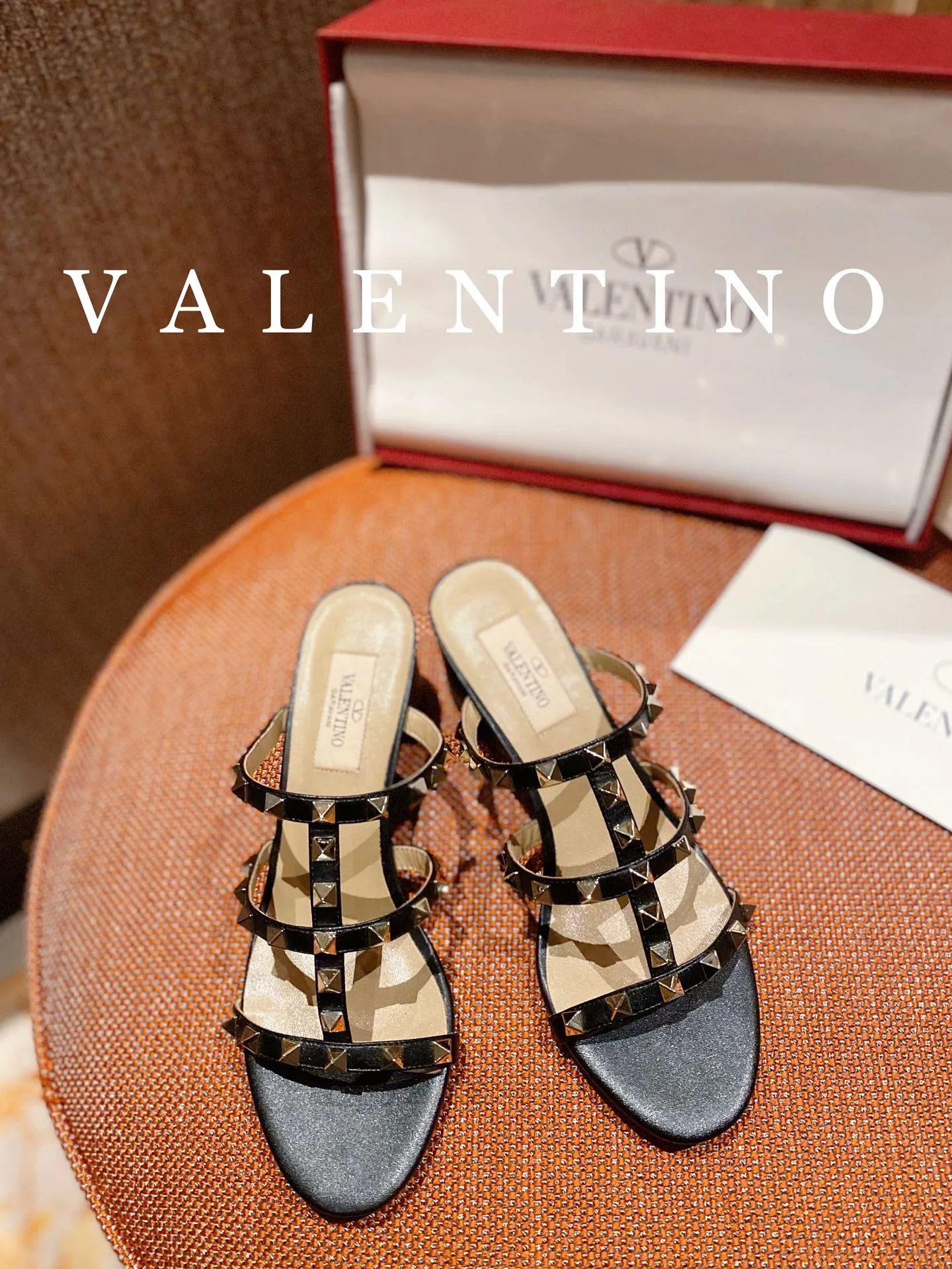 👟👟Ex-factory price 440👟👟 Women's shoes Women's clothing Women's shoes Women's shoes Women's clothing High-end quality 𝑉𝐴𝐿𝐸𝑁𝑇𝐼𝑁𝑂 Valentino ♡ͥ | Level🔍 The classic king slippers are also so beautiful The particularly high-quality hardware brings out a full sense of high-end. After putting it on your feet, you will be stunned and look super slim! The new season lives up to expectations! Worth buying ★Imported cowhide is absolutely high-grade ❥Original method is absolutely sensual ❥Elegant style creates a different feeling🙈 Simple temperament style!  ♡ show bdetails ———————————— ⊿▸: Size｜35-40 (customized at 40.41.42) ⊿▸: Material｜Imported cowhide ⊿▸: Material | Padded sheepskin ⊿▸: Material | Italian🇮🇹 genuine leather outsole ⊿▸: Heel height｜6cm